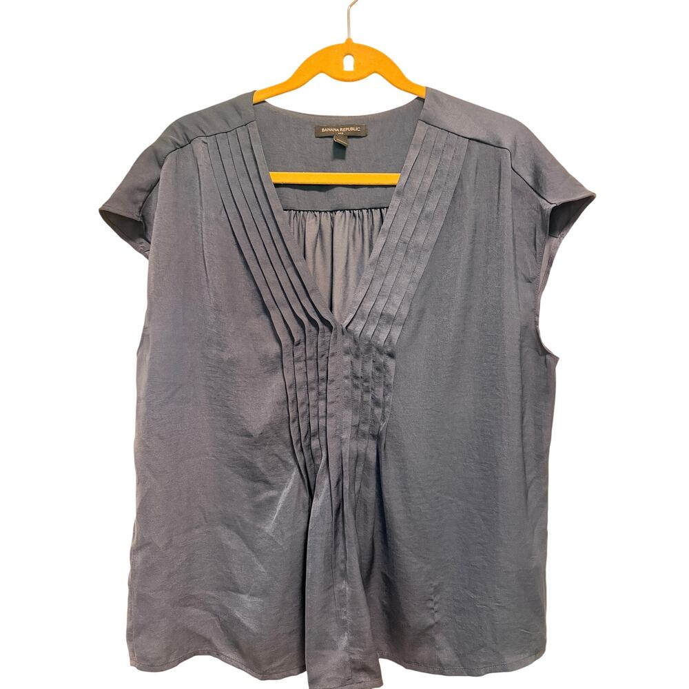 Banana Republic lightweight pleated top, Large